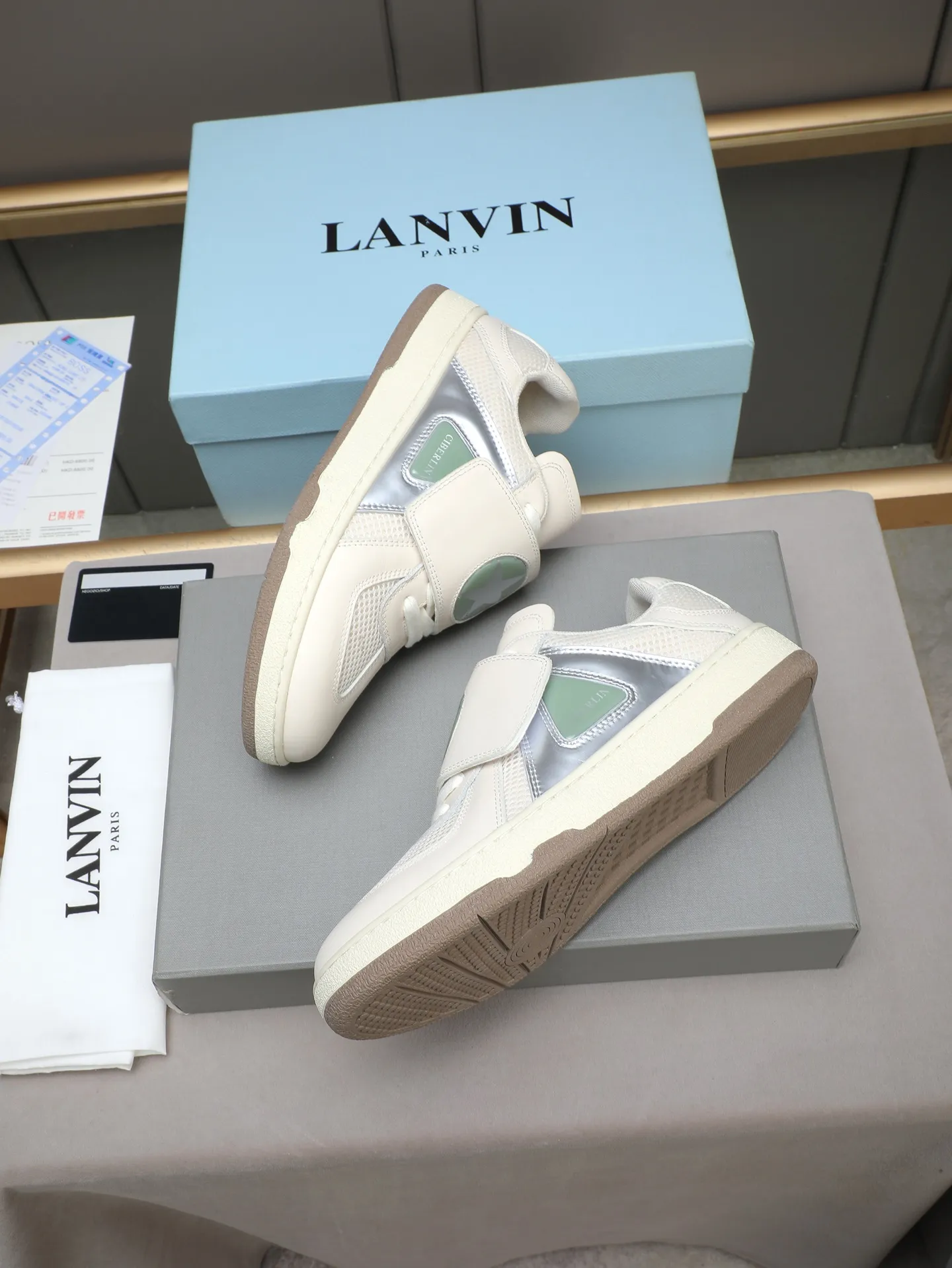 Men's shoes 💰600 [LANVIN] The latest fashionable item! High quality CLAY series‼ ️ The latest trendy products of the season 🌈Many bloggers have planted grass and purchased the original open-mold customization. The upper and outsole are sewn with mark threads without edge sealing. Multiple material splicing combination design. Very versatile for fashionable and casual wear. Comfortable on the feet. Self-recommended. Upper cowhide + cow suede + breathable mesh lining. Foot-padding cowhide. Exclusive original open-mold clear logo rubber outsole ⚠️38-44 (customized for 45)